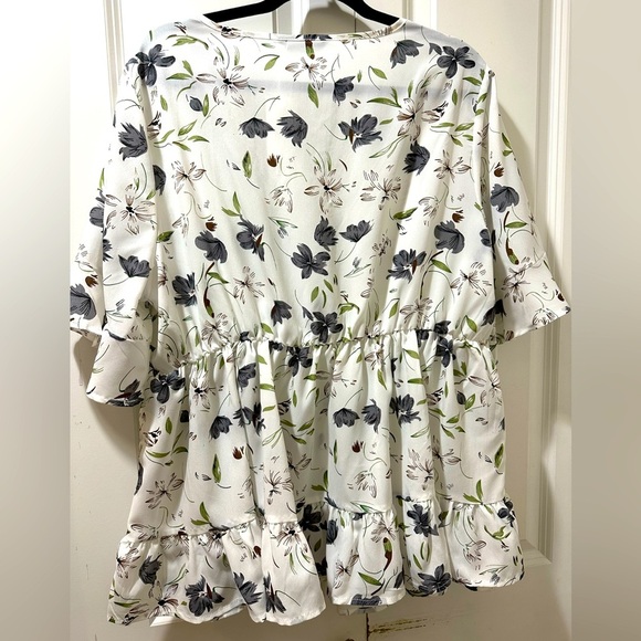 BloomChic Plus Size 2XL Floral Wrap Flutter Sleeve Woven Blouse us18-20 - Picture 2 of 6